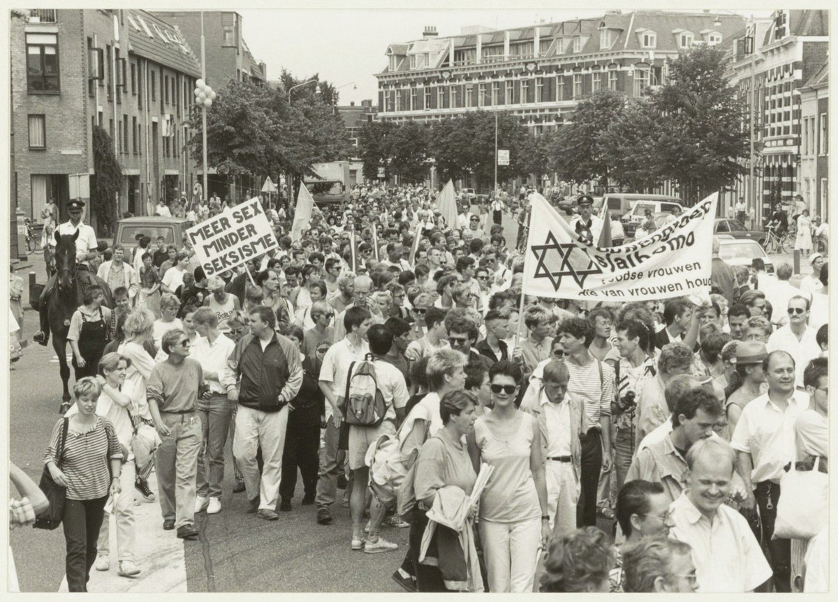 🏳️‍🌈Op deze foto zie je een demonstratie tijdens #RozeZaterdag in Haarlem in 1989. Meer dan 10.000 mensen bezochten het evenement: ow.ly/C9St50P6g3F

#GeschiedenisLokaalHaarlem #lhbtqia+ <a href="/NHArchief/">NHArchief</a> #queerhistory