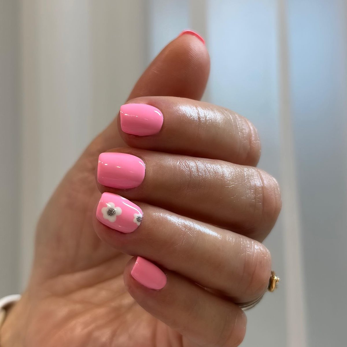 Ending the month with this adorable manicure by @lamourbeautybyhelene 💗