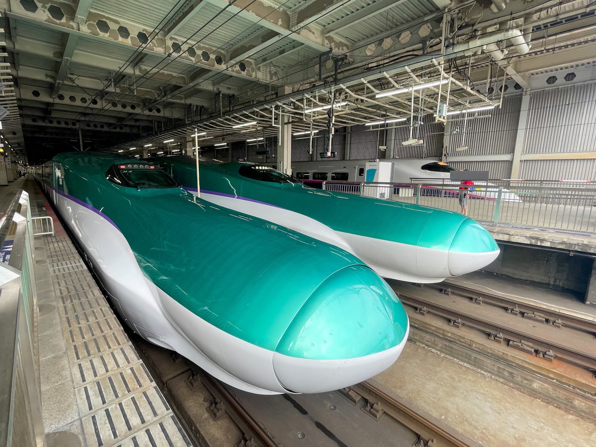 takoyaki_train7's tweet photo. 2023/7/31
全般検査出場白石蔵王試運転
H5系H4編成[函ハシ]10連
1枚目 古川〜仙台間にて
2〜4枚目 仙台駅にて

全検を終えピカピカのH5系を撮れました〜
H単での仙台駅12番線入線が熱かったです！
仙台駅ではまさかのH5系同士の並びが！ https://t.co/oNAQymC286