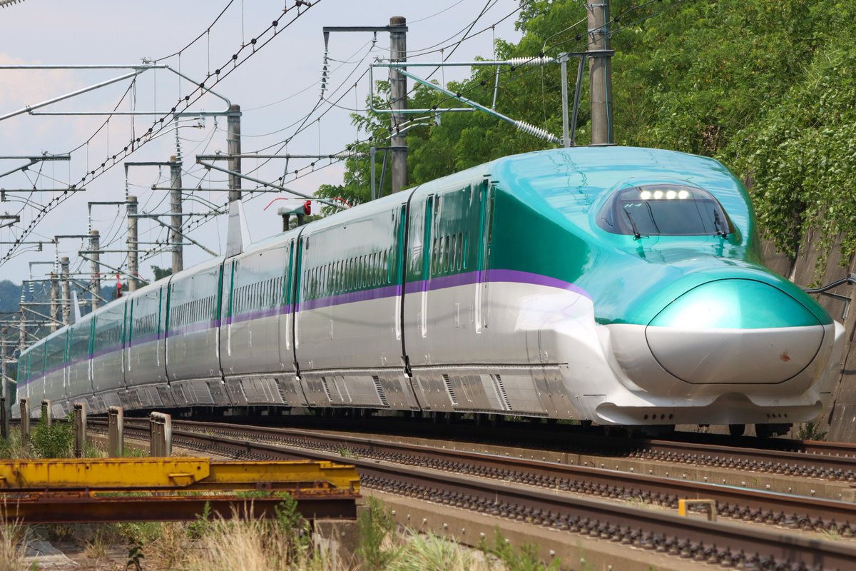 takoyaki_train7's tweet photo. 2023/7/31
全般検査出場白石蔵王試運転
H5系H4編成[函ハシ]10連
1枚目 古川〜仙台間にて
2〜4枚目 仙台駅にて

全検を終えピカピカのH5系を撮れました〜
H単での仙台駅12番線入線が熱かったです！
仙台駅ではまさかのH5系同士の並びが！ https://t.co/oNAQymC286