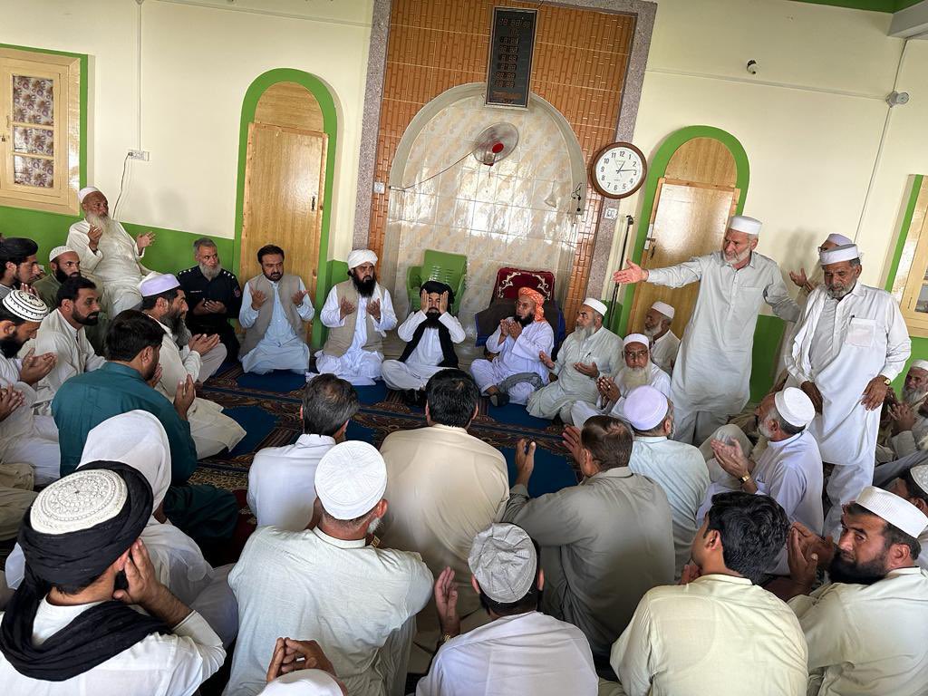 سانخہ باجوڑ-
امیر جمعیت علمائے اسلام فاٹا محمد جمال الدین نے سینیٹر و جنرل سیکٹریری جمعیت عُلّما اسلام فاٹا کے ساتھ اجتماعی طور پر شہداء باجوڑ کی تعزیت کی شہداء کے بلند درجات کیلئے دعاء مغفرت کی-
اللہ پاک شہداء کو جنت الفردوس میں اعلیٰ مقام نصیب فرمائیں ۔