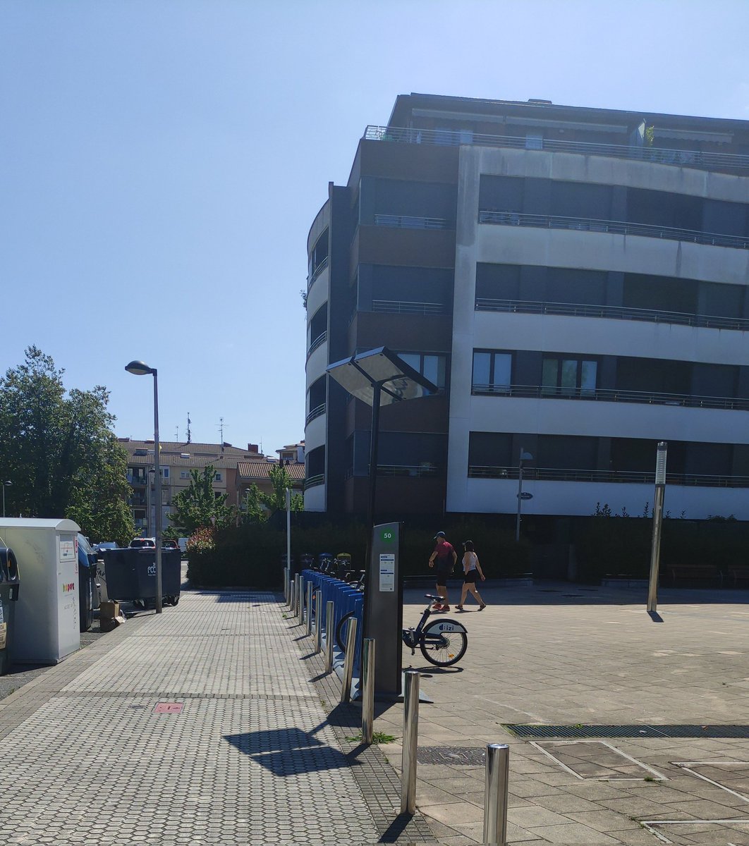 ionhs_FP's tweet photo. Toma sorpresa! No hay como volver de vacaciones y encontrarte que @DSS_Dbizi ha montado una estación de bicicletas municipal en #Altza @DonostiakoUdala https://t.co/ziEg92LXTj