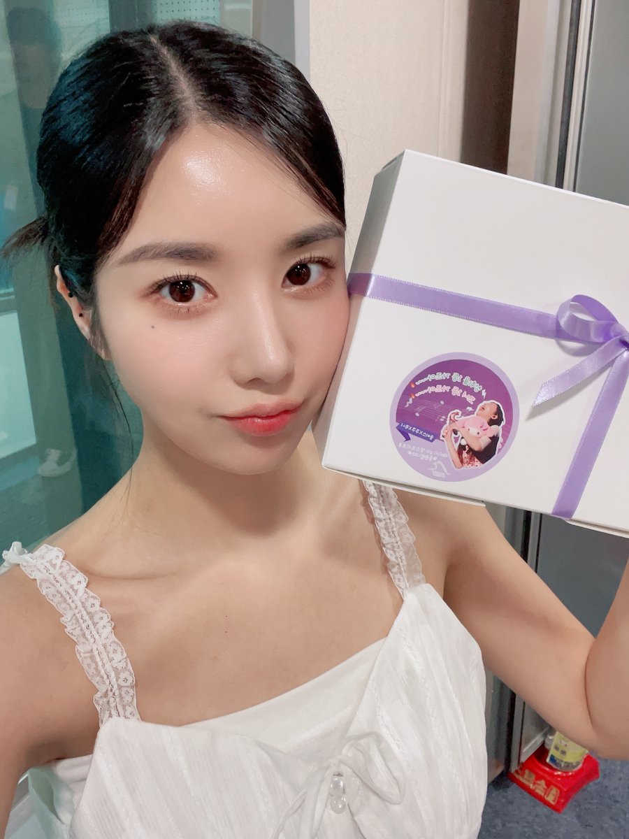 KWONEUNBI's tweet photo. [💡] #루비 여러분!
잠시 후 PM 8:00 SBS 파워FM #권은비의영스트리트
#은비 가 출연합니다.

난 월요일도 행복해...왜냐고...?
은비와 함께 하는 한 주의 시작이니까...❤‍🔥

#권은비 #KWONEUNBI
#영스트리트 https://t.co/QsAWxTgAA2