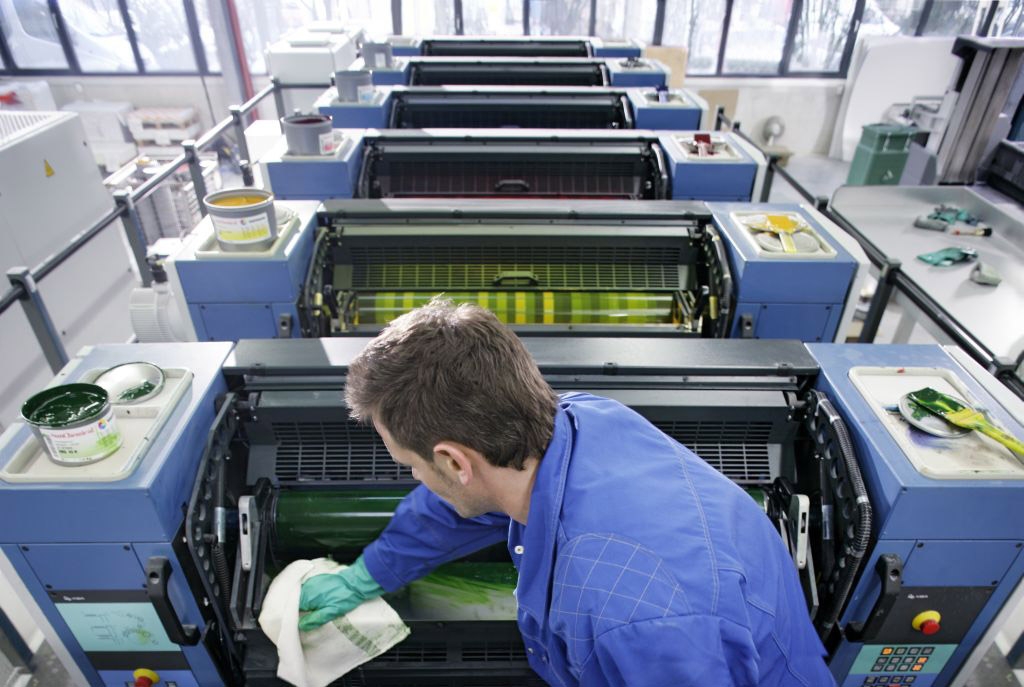 MEWA_EN's tweet image. One of the many industries that Mewa cloths are perfect for is the printing industry. The Mewatex Plus is a great match for all printing needs, absorbing paints and ink spills efficiently.

hubs.ly/Q01Wm9LX0
#textilsharing #printing #printindustry