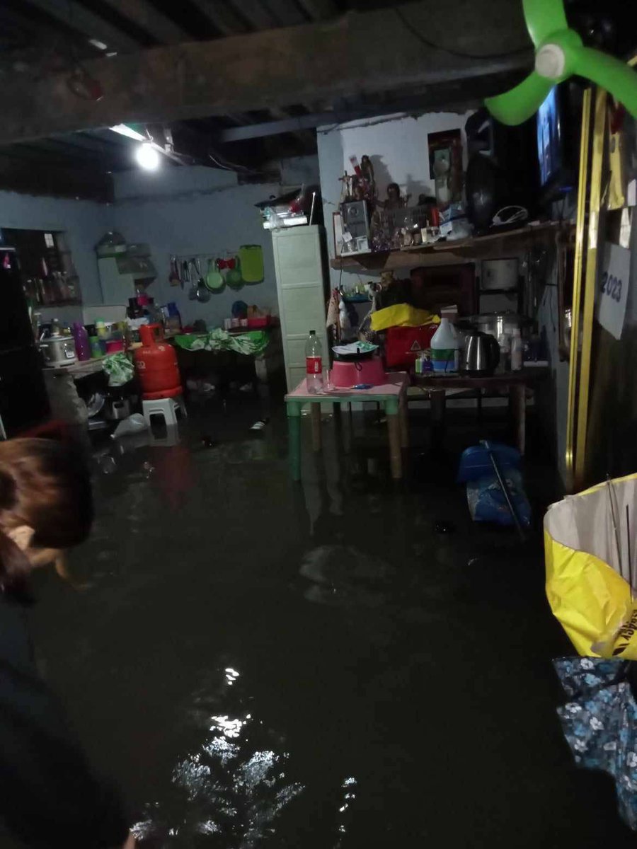 PLM_ph's tweet photo. Ang mga maralitang komunidad tulad namin ang tirahan ng mga manggagawang lumilikha ng yaman ng lungsod. Pero sa ganitong mga sakuna, lagi kaming etsapuwera.

Kaya ang panawagan namin: DSWD, magbigay ng kagyat na ayuda para sa mga biktima ng pagbaha! https://t.co/JOfQ82esZs