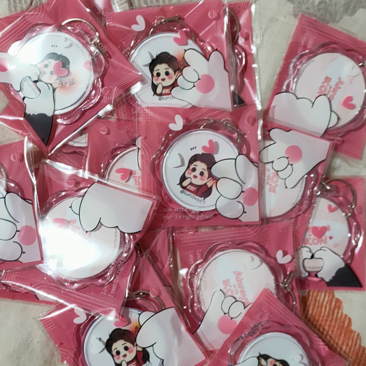 soodexo's tweet photo. #iKONinMANILA2023 freebies, yay! 🫶

for my moots and ikonics
⤷keychains &amp; toploader w/ unofficial group pc

tysm @katchup03 for letting me use ur fanart 🥰

- like &amp; rt to spread
- 1:1
- open for trades
- most likely nasa fanzone si anteh on dday 🤸

#iKON  #iKON_TAKEOFF_MANILA https://t.co/io35AaTYbp