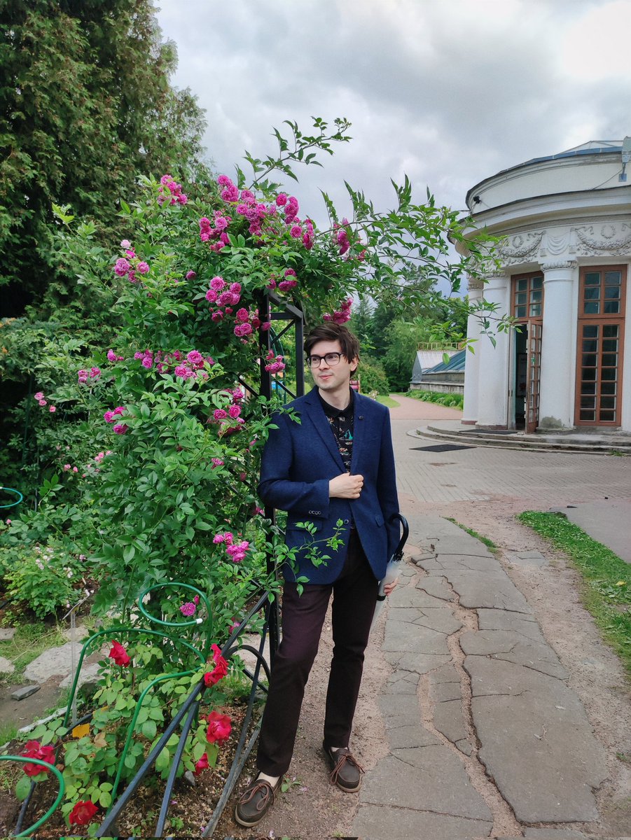 самое любимое за июль - это, конечно, мой др и любимый муж <a href="/El_Tsaho/">Владимир Хаецкий</a> среди роз:3 🌹