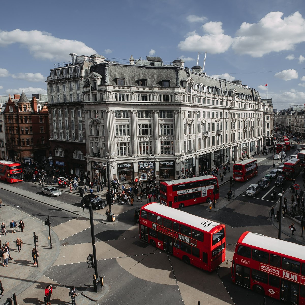 Applications for Meanwhile On: Oxford Street are now open 💻

If you're a small, emerging brand, this is your chance to get a rent-free, 6-month residency on one of Europe's biggest shopping streets, plus a 70% reduction in business rates 🤩

More info 👇
westminster.gov.uk/meanwhile-on-o…