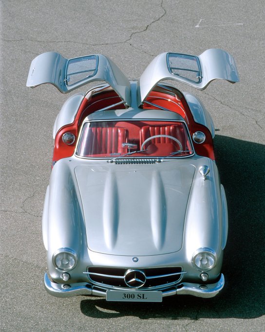 Der Mercedes-Benz 300 SL ist eine Ikone der Automobilgeschichte. Markante Flügeltüren und ein leistungsstarker Motor schenken dem Gullwing eine elegante Sportlichkeit – ein zeitloser Klassiker für alle Autobegeisterten.

#MBclassic #tbt