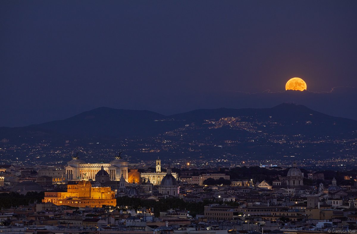 grazymen's tweet photo. Ad agosto la prima superluna 2023
👉https://t.co/yAQCKXdLuE
#apogeo #luna #perigeo #superluna #supermoon #bluemoon #moon https://t.co/0m2cbqaSEm