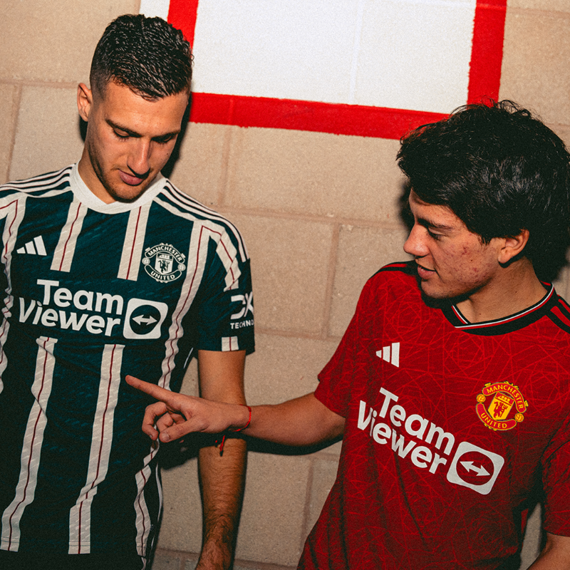 ManUtd's tweet photo. Home &amp; away ❤️💚

@FPellistri07 🤝 @DalotDiogo 🤳

#MUFC