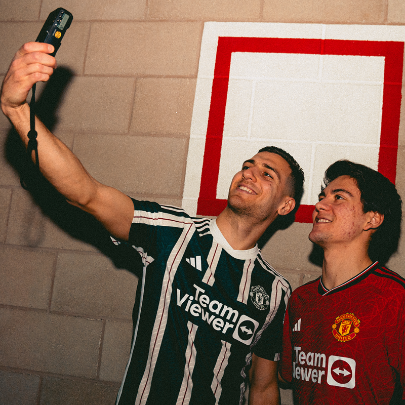 ManUtd's tweet photo. Home &amp; away ❤️💚

@FPellistri07 🤝 @DalotDiogo 🤳

#MUFC