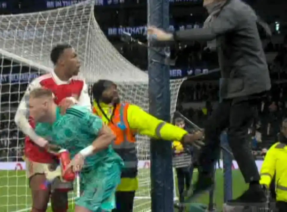 MathiasAndreas9's tweet photo. @GG7985930353808 @Ba77aTheGooner @DexTalksBall @JacoCats While Rambo is taking the piss of your club🤣 https://t.co/cEytiJtEYa
