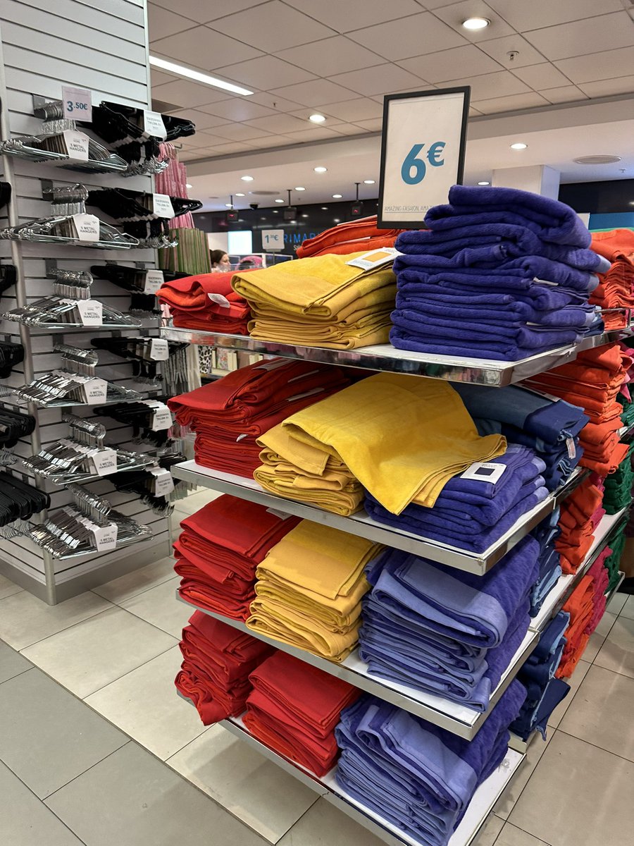 victorguinot's tweet image. Que le suban el salario al dependiente que ha escogido esta distribución de las toallas ❤️💛💜