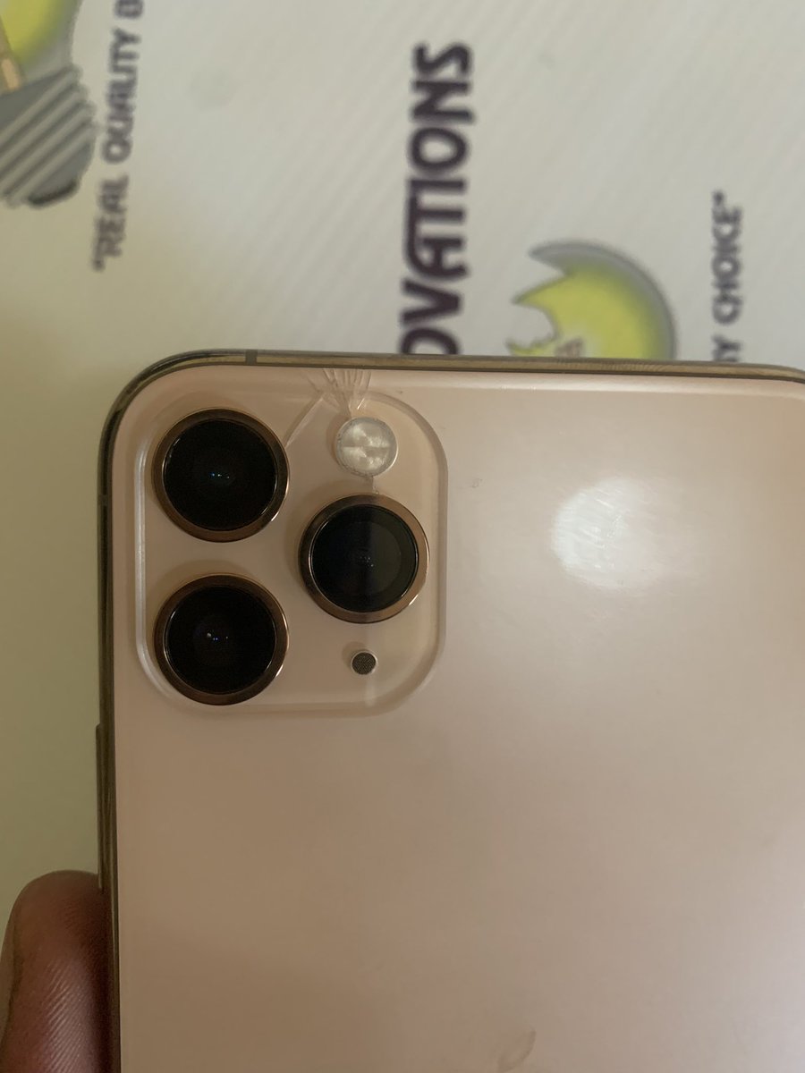 Pre-owned iPhone 11 Pro Max 64GB,battery health 92%,comes with charger,screen protector and pouch..
Going at k7000.
Note:the phone has a crack as highlighted on the pic but doesn’t affect functionality.
Call or WhatsApp 0772023415.
Delivery is free countrywide.🔥🔥