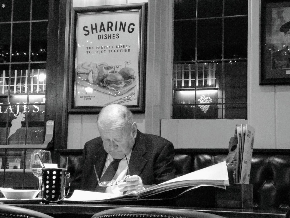 Sharing is caring! 🤗 Whether it's knowledge, kindness,a smile or a dish :/ let's spread positivity and make the world a brighter place! #SharingIsCaring #SpreadLove #Share #streetphotography #streetphotographers #LONDON #Monochrome