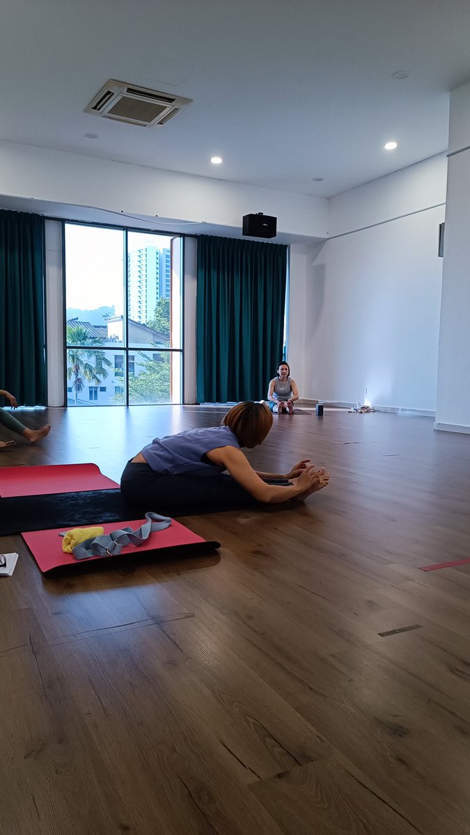 esteelee_'s tweet photo. A great weekend spent in the last week of #July. Got my side plank variation with half lotus leg pose done, made some lemon #cheesecake for my lovely #labmates and finally the multi layer latte art ❤️ https://t.co/wkR0tEu8k7