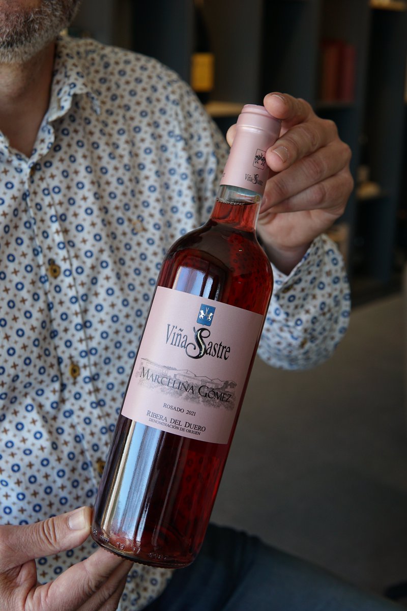 PrimerasMarcas_'s tweet photo. #tweetdeldia #primerasmarcas
Jaume Prats nos recomienda un vino para cada día de la semana. Hoy es martes y nos propone el Rosado de @vina_sastre por cómo Jesús Sastre lo transmite. ¡Un rosado de Primera! https://t.co/RAwcuawERK