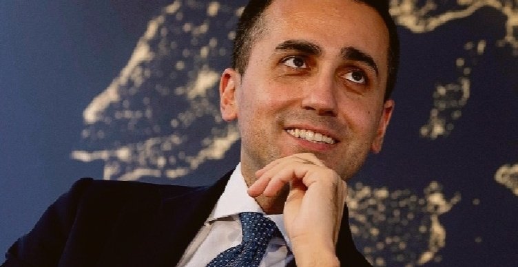 GiancarloDeRisi's tweet photo. #DiMaio aveva abolito la povertà (poi s'è visto che era soprattutto la sua) facendosi bello per aver inventato il #redditodicittadinanza. 
Ma sapete quanto c'è #costata l'ideona di Giggino? 10 (diconsi dieci) #miliardi l'anno. Una follia che ha fatto piangere tanti italiani! https://t.co/Q9O74VDj6F