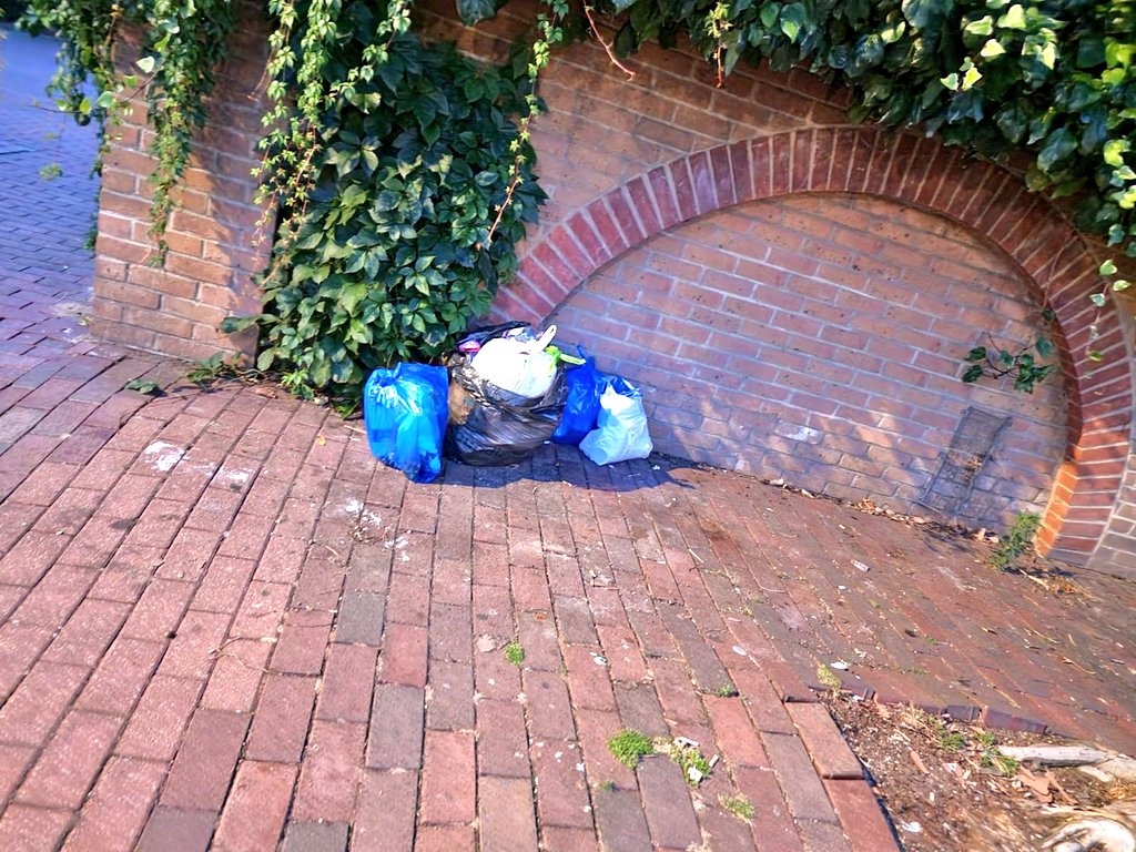 AbdalUllah's tweet photo. Thanks to @WashWombles team of volunteers out on @OneHousing estate in #Wapping this morning.
Good to have our regular street cleaner back on duty.
Can the people dumping in the wrong place please kindly STOP @TowerHamletsNow will be taking action.
#weloveWapping #weareWapping https://t.co/1PkxRtdCVN