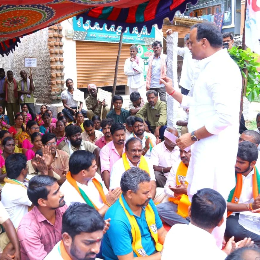 VeeraReddy_BJP's tweet photo. నారాయణపురం మండల కేంద్రంలో గ్రామపంచాయతీ  పారిశుద్ధ కార్మికులు నిర్వహిస్తున్న రిలే నిరాహార దీక్ష కు మునుగోడు మాజీ శాసనసభ్యులు శ్రీ కోమటిరెడ్డి రాజ్ గోపాల్ రెడ్డి గారితో కలిసి సంగీభావం తెలపడం జరిగింది....
#KomatireddyRajgopalReddy 
#DonuruVeeraReddy 
#TeamDVR 
#Bjp4Munugodu https://t.co/wS1rYZXi9n