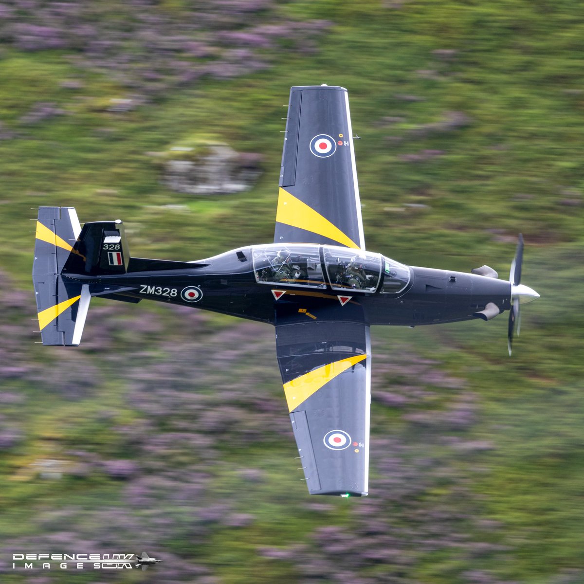 Type: Beechcraft Texan MK1 Unit: 72 Sqn RAF 🇬🇧 Reg: ZM328 Loc: Mach Loop, Wales Date: 24-07-23 @RoyalAirForce @RAFValleyStnCdr @scan_sky #RAF #AirForce #MachLoop #Wales