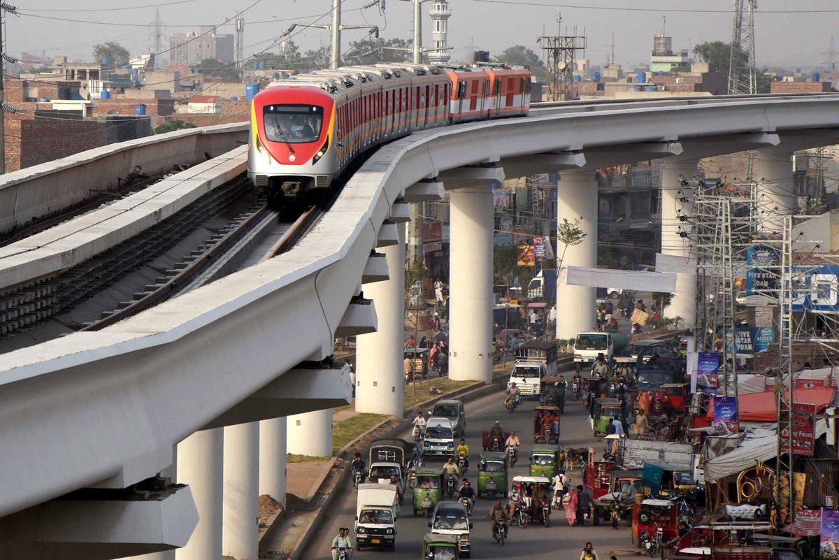 SAnPerspective's tweet photo. CPEC's spillover effect: Transforming Pakistan's economy🧵

#CPEC, part of China's vision of the New Silk Route under the Belt and Road Initiative, targets multiple sectors like economy, transport, and agriculture, creating SEZs. It spans 3000 km from #Kashgar to #Gwadar, including railways, pipelines, and a fibre optic network.

▪️Initially, a $46 billion project with 71% for energy, 8% for rails, 13% for road links, and 4% for Gwadar port, it has been extended to $62 billion. CPEC has short, medium, and long-term plans, with a significant spillover effect on Pakistan's different sectors.

🇨🇳🇵🇰✨Sense of Economic Optimism, Becoming Falcon economy.

CPEC project stems from a long-standing Pak-China friendship. Bilateral economic ties began in 1963, and in 2006, they signed a comprehensive free trade agreement. #CPEC is bringing $60 billion in foreign direct investment, with $25.4 billion already invested in Pakistan's economy. However, the critics fear the project will cause resource depletion, and political subjugation, often comparing it to the East India Company. 

🤔Fact check:
▪️ Pakistan owes only 10% of its external debt to China, and the number of jobs, infrastructure, and connectivity provided by the project, corrodes such claims. CPEC Reformers advocate for economic and social development through reforms.

▪️ On the other hand, realists see regional dominance, while liberalists view it as mutually beneficial. Some argue that the project could lead to potential Chinese control and interference. However, such views in great part, originate from the Western perspective based on fear of #China surpassing the #UnitedStates.