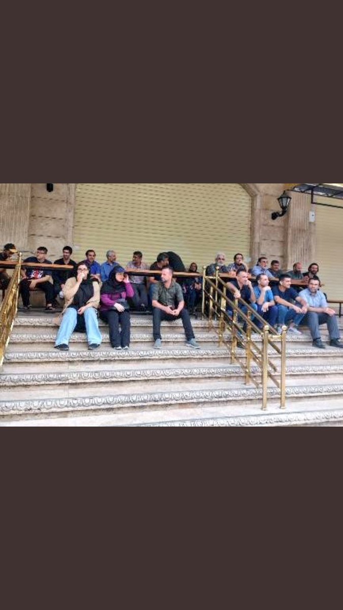 sadekk12's tweet photo. کارکنان شیرینی سرای بابل در پی پلمب چندباره‌ی آن به دلیل رعایت نکردن حجاب اجباری توسط مشتریان مقابل اين فروشگاه تجمع کردند.
#مهسا_امینی https://t.co/nsIGKl0OAW