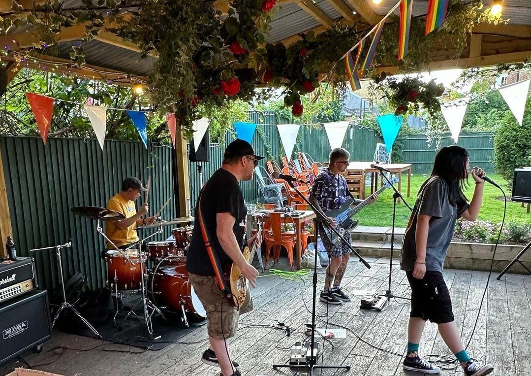 SweetDiegoBand's tweet photo. Thank you High Wycombe! 🏳️‍🌈
The Flint Cottage's Pride visibility day was banging, the sun shone for us and we had a right party 🤟 Shout out to @junkseason for the photos and being top bois 🤝 honestly, check them out on Spotify, they've got tunes! Hope to share the stage again ❤️ https://t.co/6fK0RjNdk7
