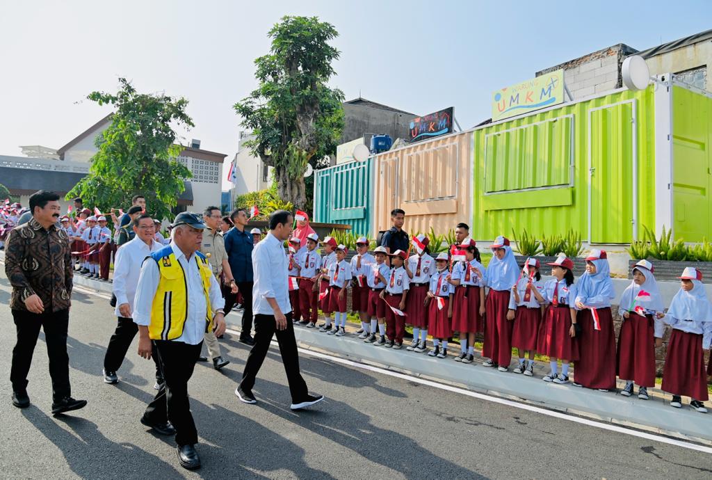 jokowi's tweet photo. Sodetan Ciliwung dibangun untuk mengalirkan sebagian debit banjir dari Sungai Ciliwung menuju Kanal Banjir Timur (KBT). Tidak hanya sebagai pengendali banjir, kawasan tersebut juga dilengkapi sejumlah fasilitas umum seperti taman bermain, tempat kebugaran luar ruangan, toilet umum, plaza air mancur, hingga warung UMKM.