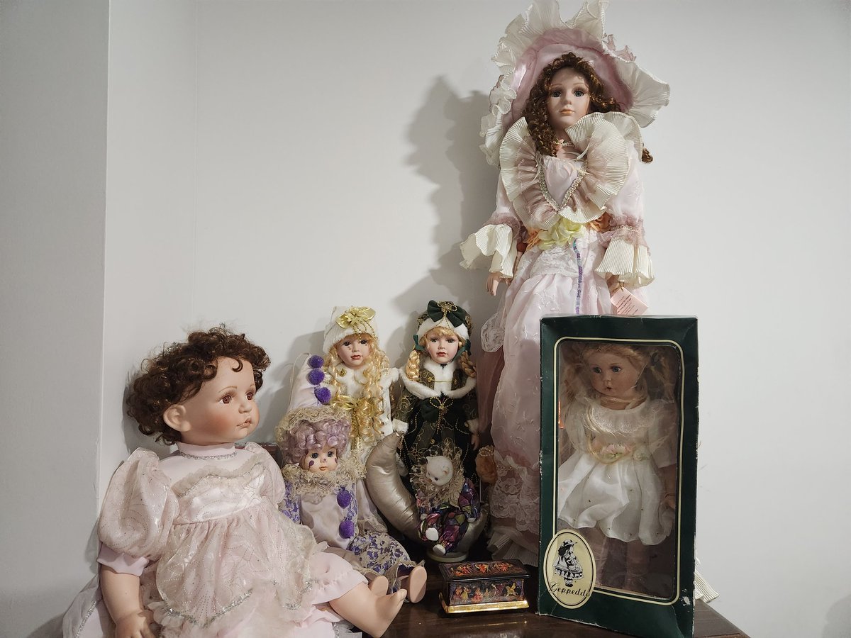tookie1580's tweet photo. I have a porcelain doll collection, including one that I think is haunted, so I thought it would be fun to introduce them, since I'm gonna start talking about them alot.

This is a picture of the main 7, these stay @ my mom's

Picture tw: eye contact, and there are two clowns :] https://t.co/zPuazWYKcv