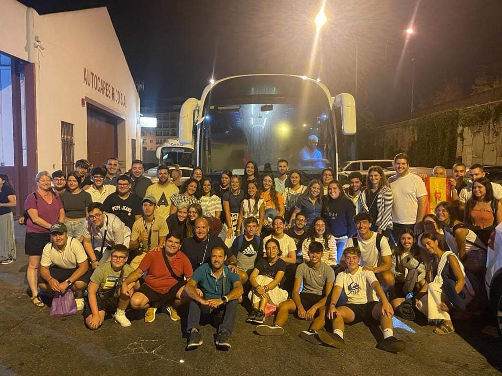 consejosanfdo's tweet photo. JMJ LISBOA 2023 
Ya estamos  listos, vamos camino para la JMJ 🇵🇹 Llevamos por bandera nuestra religiosidad popular y nuestra ciudad 

#JMJLisboa2023 #lisboa2023 #jmjlisboa2023 #jovenescofrades #sanfernando #hermandades #peregrinos #juventud 

@lisboa2023_es https://t.co/qHdPJgd3vz