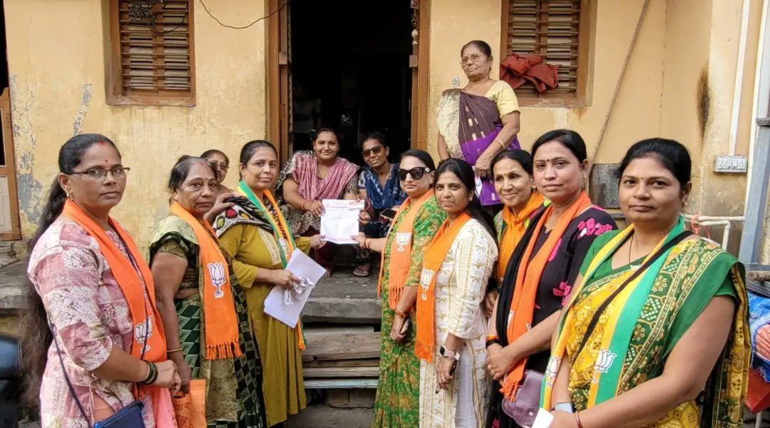 BJP4DHG's tweet photo. આજરોજ આગામી પેટા ચૂંટણી અંતર્ગત ધાંગધ્રા શહેર સંગઠન દ્વારા વોર્ડ નંબર 6 ના ઉમેદવાર @anishaben86551 જી ના પ્રચાર અંતર્ગત વોર્ડ નંબર 6 માં ડોર ટુ ડોર જઈને પ્રચાર નો પ્રારંભ કર્યો. જેમાં પાર્ટીના હોદ્દેદારશ્રીઓ મોટી સંખ્યામાં જોડાયા હતા
@Hitendrasinhbjp @CRPaatil
@BJP4Gujarat https://t.co/6gFzVa4wB8
