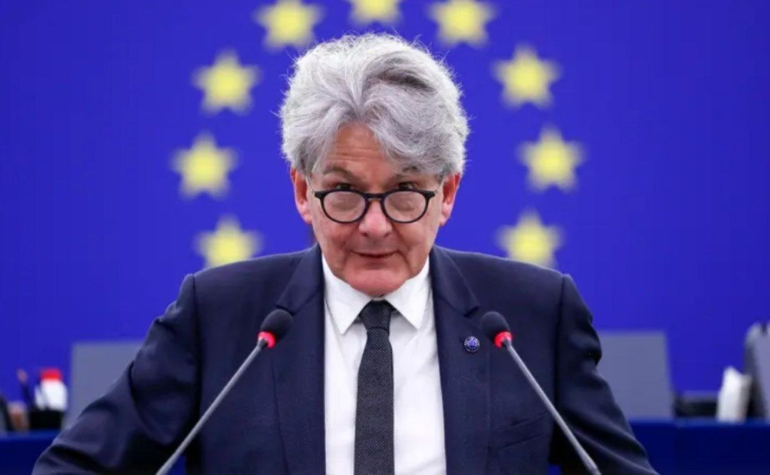 Christo64260474's tweet photo. Êtes-vous d’accord pour que cet homme, commissaire européen, décide à partir du 25 août prochain ce que vous aurez droit ou pas de dire sur les réseaux sociaux ?!
Nous non !
Liberté !
➡️Relayez massivement svp : #AntiDSA : https://t.co/Jal3q53VCT https://t.co/jtrUgf4zxg