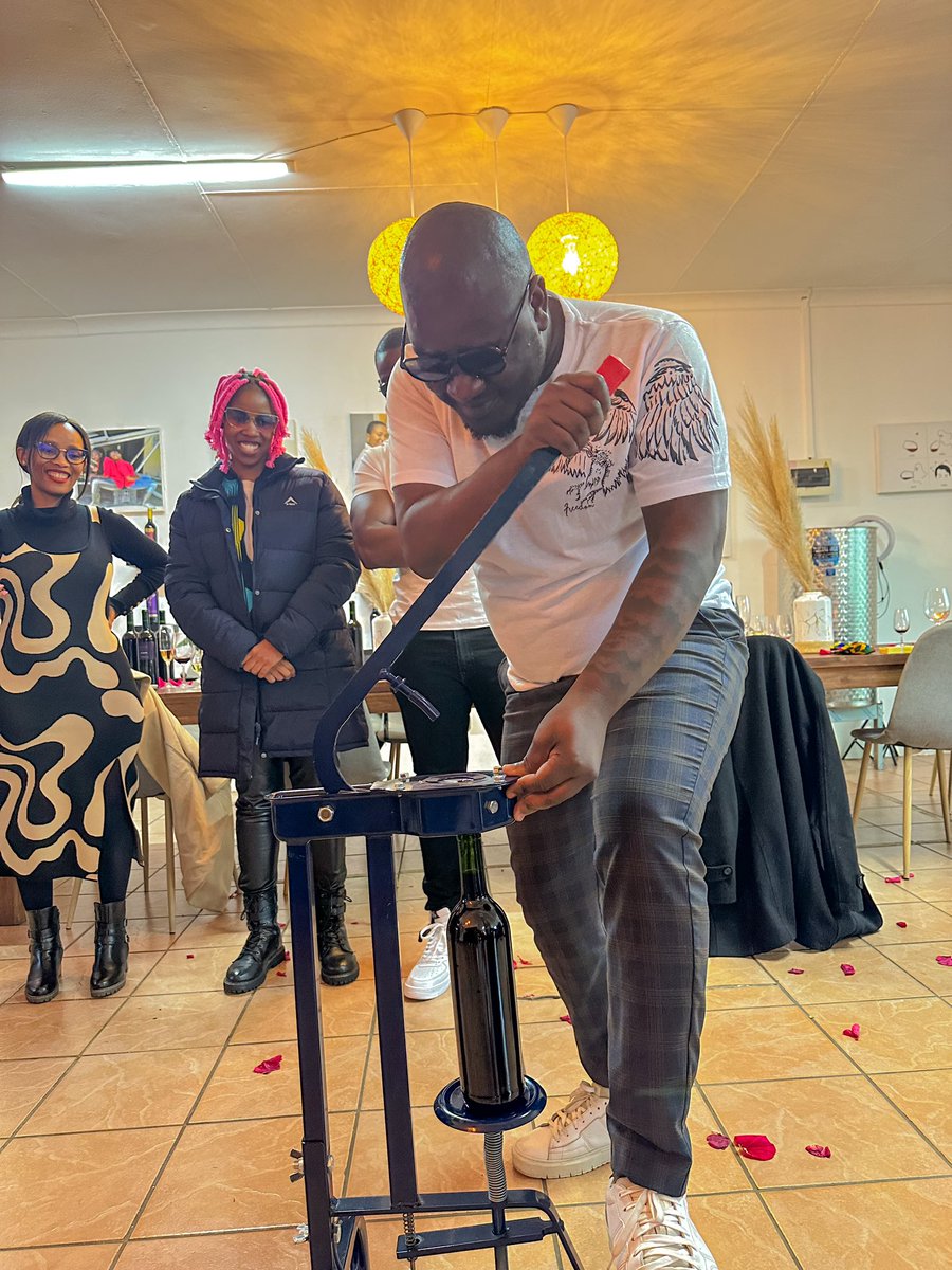 Siwela_Masoga's tweet photo. An afternoon to remember! I had so much fun guiding my clients through a wine blending and pairing experience. If you love wine as much as I do, you'll want to add this to your bucket list! 🍷🍇☺️
@SiwelaWines https://t.co/k9JEFCqrj5