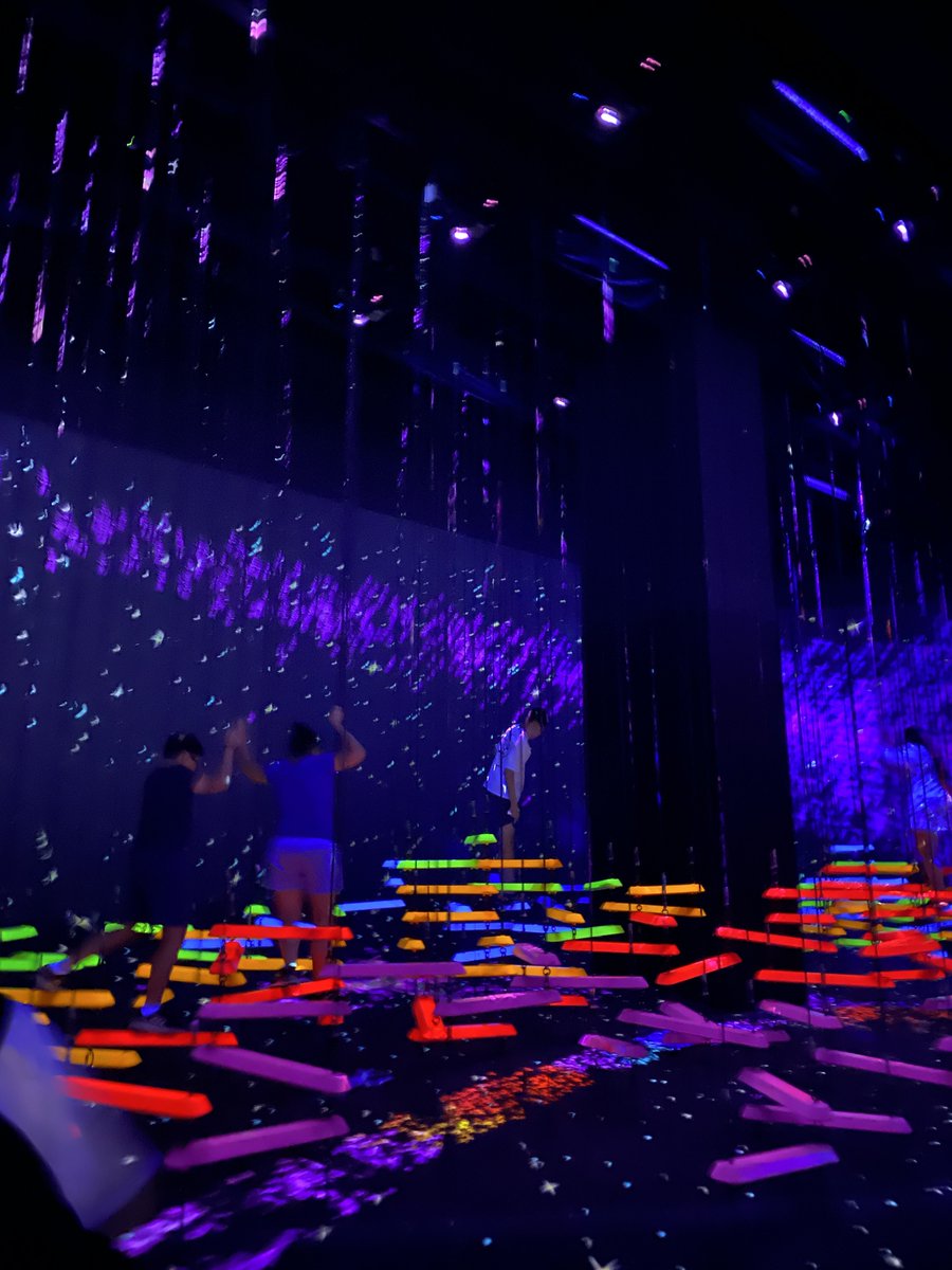 julythirteen3's tweet photo. นิทรรศการ future world ที่ ArtScience museum เหมาะสำหรับคนชอบเสพงานศิลป์ ตอนแรกคิดว่าอยู่ไม่นานแต่อยู่ในนี้เกือบ2ชั่วโมง แนะนำให้ซื้อบัตรล่วงหน้า เราซื้อผ่านklook เพราะว่าตอนเราไปถึงบัตรหน้าเคาเตอร์ก็มีsold outนะ บัตรวันจันทร์-พฤหัส ถูกกว่า #รีวิวสิงคโปร์ https://t.co/zcKYiXR4E3