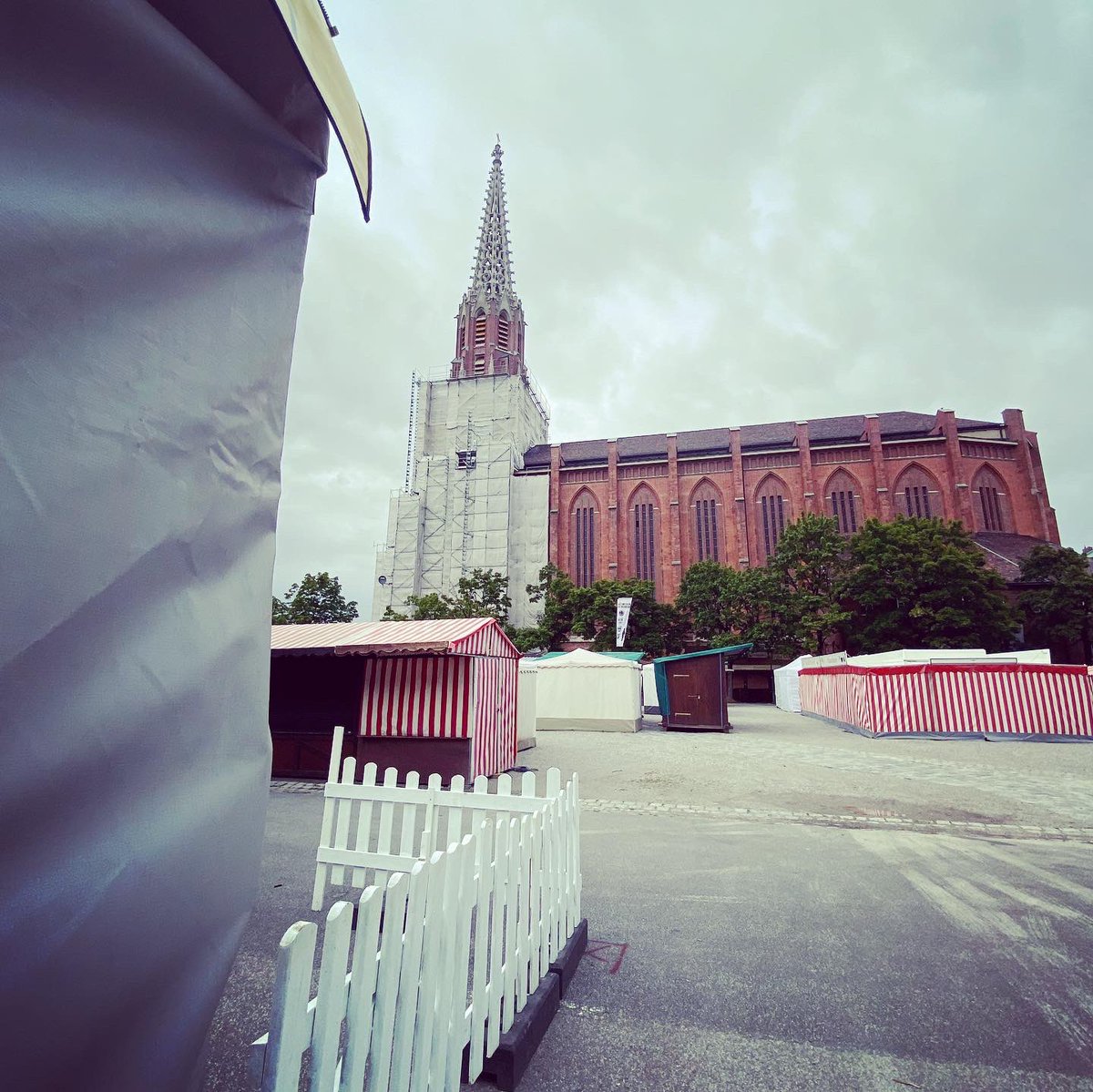 SuHoRoma's tweet photo. Blaulichtgespräch bei der #Polizeiinspektion 21 Am Neudeck.
Polizeihauptkommissar Sebastian Schmöckel & seine Kollegen haben uns von ihren vielfältigen Aufgaben & Themen berichtet.
Eins kann man verraten: Auf der #AuerDult - gleich nebenan - ist es immer friedlich.
#polizei https://t.co/arUY42fBMt