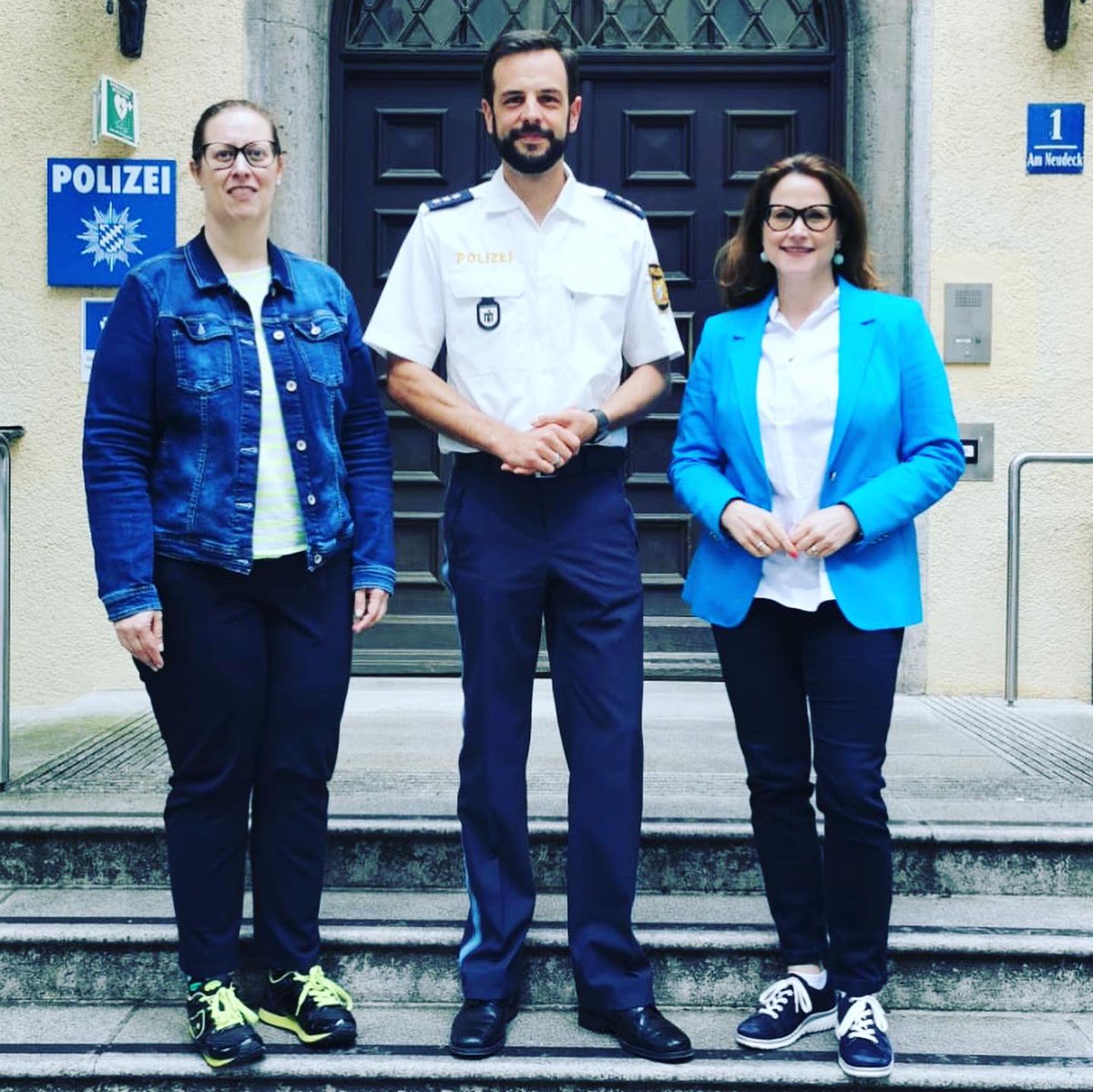 SuHoRoma's tweet photo. Blaulichtgespräch bei der #Polizeiinspektion 21 Am Neudeck.
Polizeihauptkommissar Sebastian Schmöckel & seine Kollegen haben uns von ihren vielfältigen Aufgaben & Themen berichtet.
Eins kann man verraten: Auf der #AuerDult - gleich nebenan - ist es immer friedlich.
#polizei https://t.co/arUY42fBMt