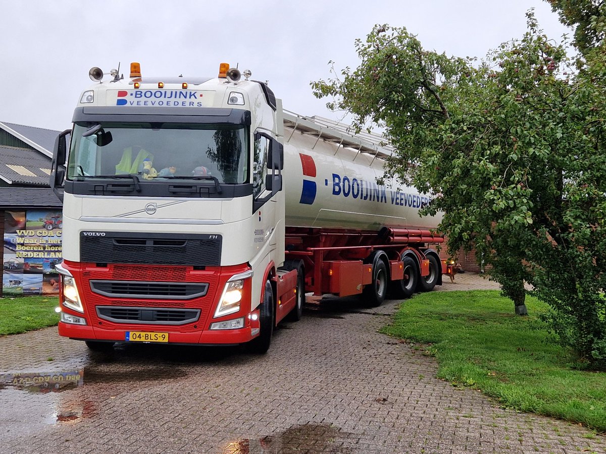 gerritwermink's tweet image. Weer zo'n vakman op het erf, 1e keer voor hem  hier en met gemak de auto tussen de schuren doorslingeren! #perfectie en hej ook nog een Volvo óók nog 😃 
@Booijinkveevoed #Volvowhatelse