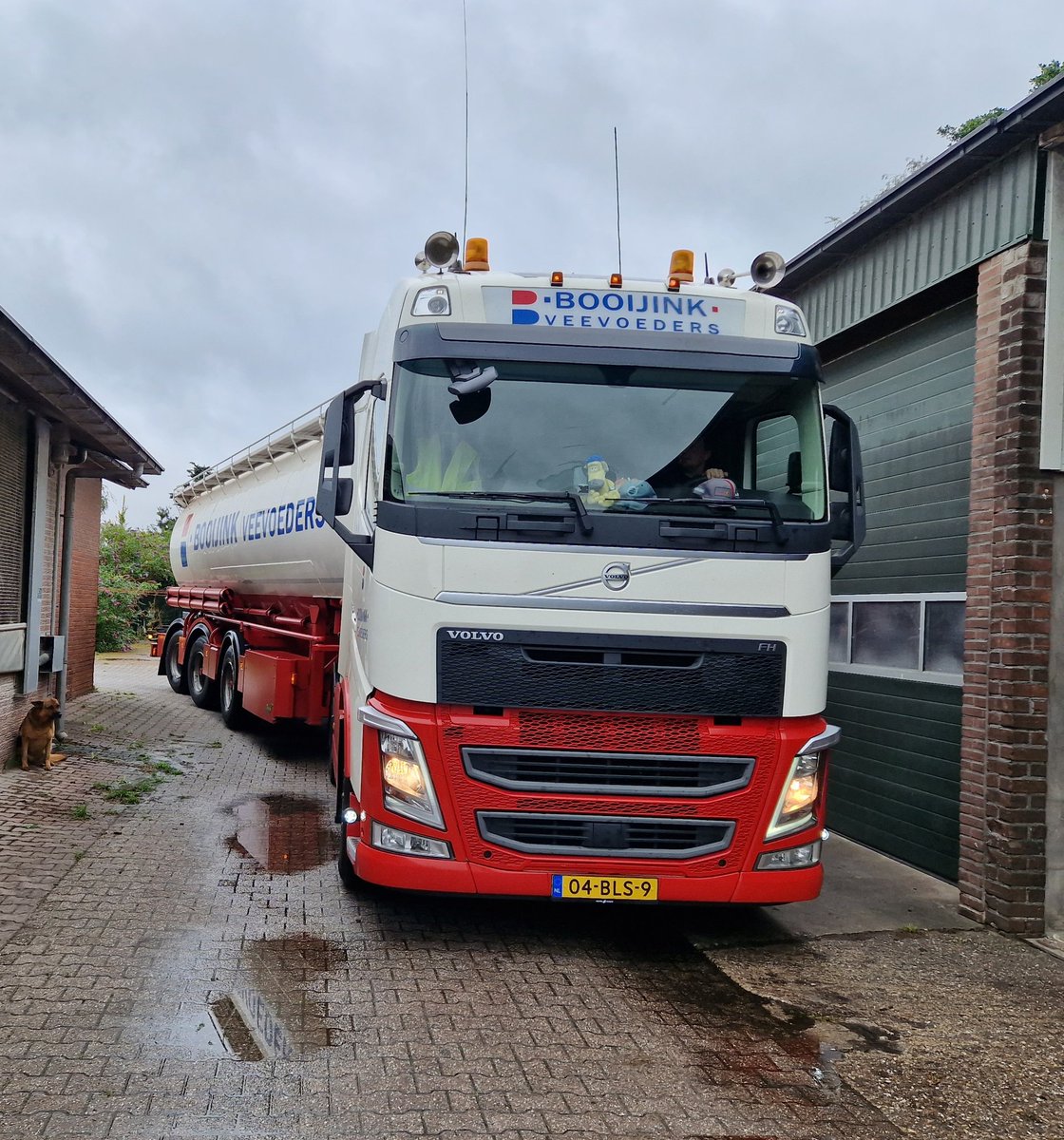 gerritwermink's tweet image. Weer zo'n vakman op het erf, 1e keer voor hem  hier en met gemak de auto tussen de schuren doorslingeren! #perfectie en hej ook nog een Volvo óók nog 😃 
@Booijinkveevoed #Volvowhatelse
