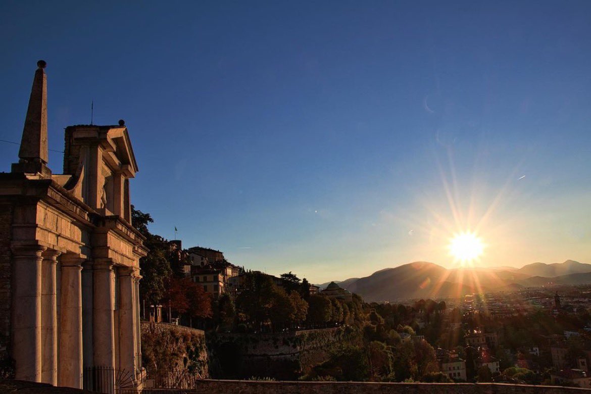 ComunediBergamo's tweet photo. Buongiorno #Bergamo. Sole e qualche nuvola nel cielo sopra la nostra città nella giornata di oggi, con temperature previste tra 20 e 29 gradi. Buon lunedì e buona settimana a tutti e tutte voi.
•••
#photo antonio.diemme https://t.co/6sWrj7Vre9