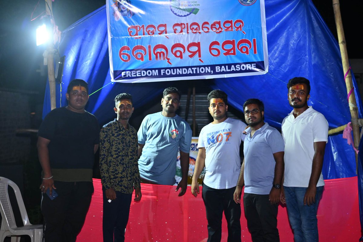 KamalLochanPa13's tweet photo. #ହର_ହର_ମହାଦେବ 🔱 

ସାମାଜିକ ସଂଗଠନ FREEDOM FOUNDATION, BALASORE 🇮🇳 ପକ୍ଷରୁ ଗତକାଲି ରବିବାର ଦିନ ସନ୍ଧ୍ୟାରେ ପଞ୍ଚଲିଙ୍ଗେଶ୍ଵର ଶୈବ ପୀଠ ଅଭିମୁଖେ ଯାଉଥିବା ବୋଲବମ୍ ଭକ୍ତ ମାନଙ୍କୁ ଗଡିଆମାଳ ଛକଠାରେ ସେବା ଯୋଗାଇ ଦିଆଯାଇଥିଲା। 
#FreedomFoundation https://t.co/NeXIEN3cL9