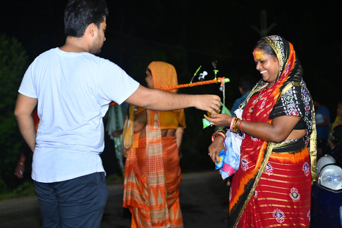 KamalLochanPa13's tweet photo. #ହର_ହର_ମହାଦେବ 🔱 

ସାମାଜିକ ସଂଗଠନ FREEDOM FOUNDATION, BALASORE 🇮🇳 ପକ୍ଷରୁ ଗତକାଲି ରବିବାର ଦିନ ସନ୍ଧ୍ୟାରେ ପଞ୍ଚଲିଙ୍ଗେଶ୍ଵର ଶୈବ ପୀଠ ଅଭିମୁଖେ ଯାଉଥିବା ବୋଲବମ୍ ଭକ୍ତ ମାନଙ୍କୁ ଗଡିଆମାଳ ଛକଠାରେ ସେବା ଯୋଗାଇ ଦିଆଯାଇଥିଲା। 
#FreedomFoundation https://t.co/NeXIEN3cL9