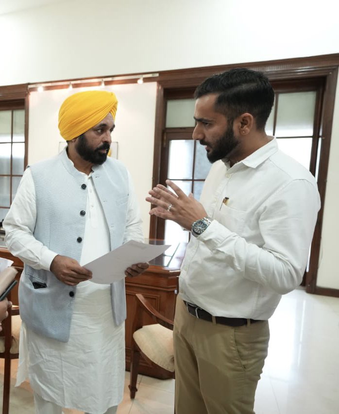 iampankazjoshi's tweet photo. Meeting the Chief Minister of Punjab, Bhagwant Mann ji, at their residence in Chandigarh and discussing matters beyond political barriers as a young entrepreneur from Punjab must have been an inspiring and significant moment.The meeting took place in a positive atmosphere. https://t.co/ZJOfV6azIx