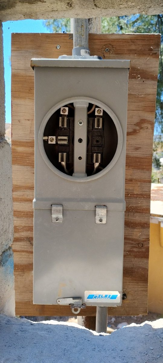IBAVIS's tweet photo. Donde venden mediadores d energía eléctrica? a 1 mes d contrato y @CFEmx no la han instalado x q no hay medidores ni personal😐 Dónde hay q llevar solicitud🤣? @CFE_Contigo https://t.co/iZ4QAgWyp6