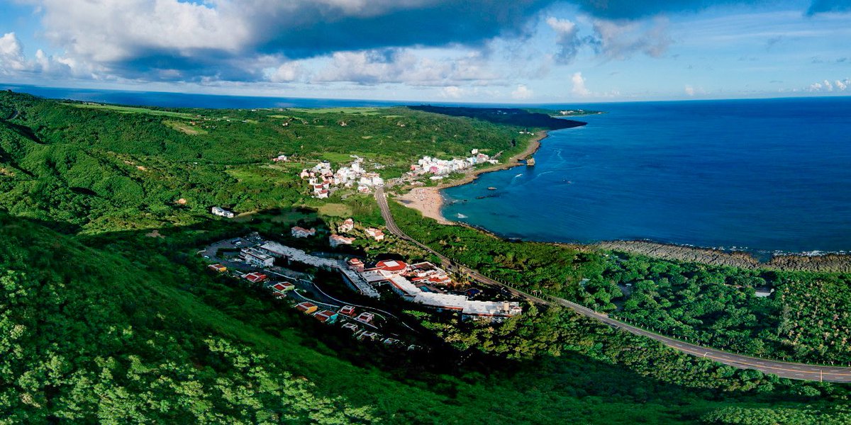 foreignersinTW's tweet photo. Aerial view above the hill between Xiaowan and Sail Rock Beach in Kenting. You can see the top of Taiwan clearly from up here.
#小灣 #帆船石 #台灣 #墾丁 #沙灘 https://t.co/M10AJAggtF