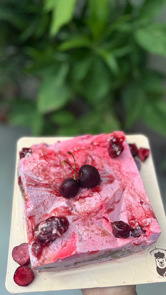 Red Wine Cherry Cake🍷🍒🍰
Cake soaked in cherry wine sauce, stuffed in cherry wine cream and topped with cherry compote & fresh cherries. @SulaVineyards 
#parubearcooks #parubearbakes #bakersoffaridabad #homebakersofindia #homebakersoffaridabad #cakesoffaridabad #cakesofdelhincr