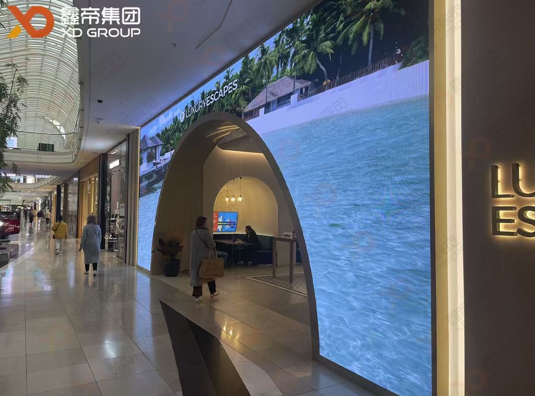 creativeledvis's tweet photo. Ph2.5 custom made facade LED screen In Melbourne Chadstone, Australia.  3 module size, 320*160mm, 160*160mm, 80*80mm, 14 types of cabinet size are used to make this shape. Screen size: 10.24*4.16m https://t.co/qGKlCT4KF4