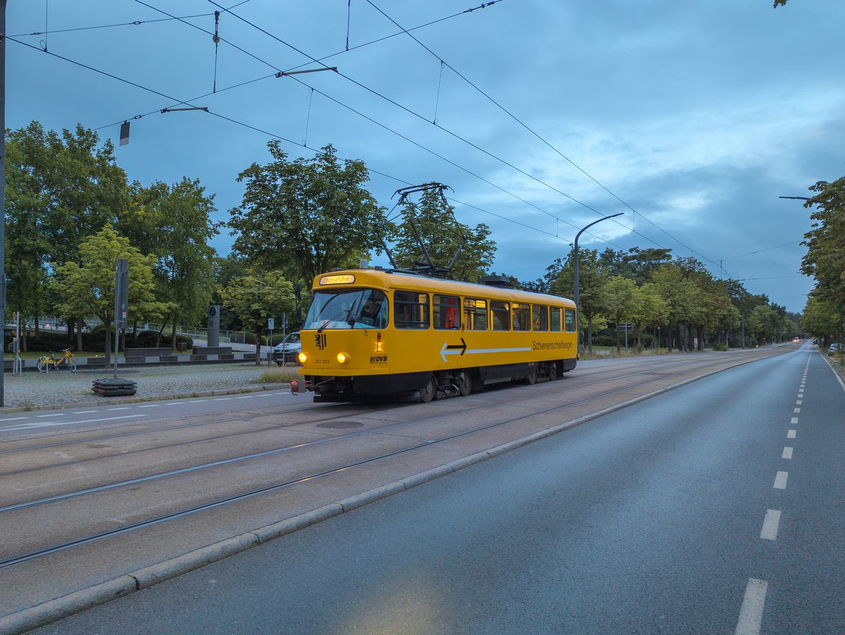 marcoullner's tweet photo. Kam mir heute früh entgegen, schön schön.
 #ÖPNV #Arbeitswagen #Tram #Straßenbahn #mdrza #Dresden #DVB https://t.co/wBVcJk4AMh