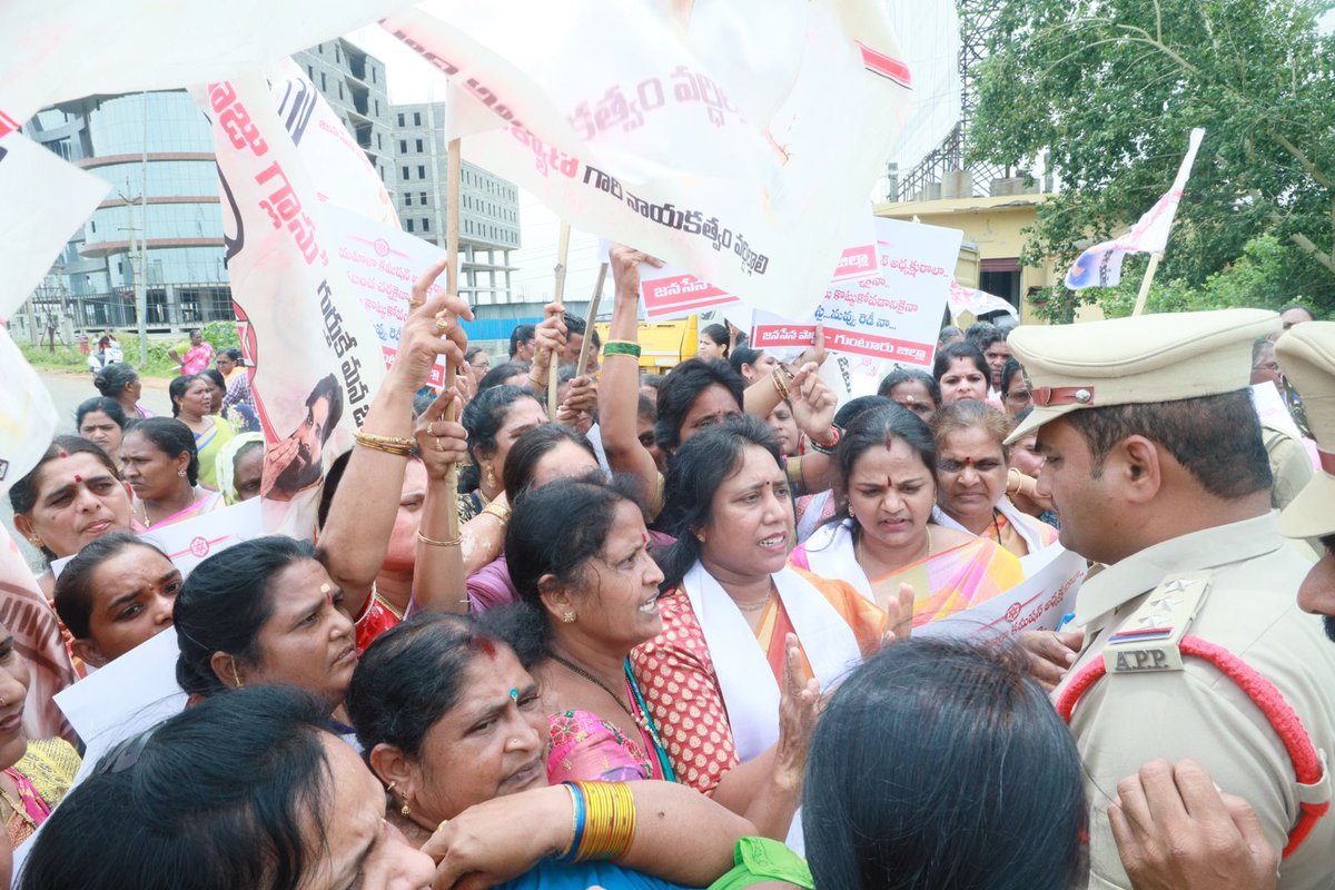 JanaSenaParty's tweet photo. వైసీపీ మహిళా కమిషన్ చైర్ పర్సన్ @padma_vasireddy చేస్తున్న అనుచిత వ్యాఖ్యలను నిరసిస్తూ జనసేన వీర మహిళలు ఈ రోజు మంగళగిరిలోని రాష్ట్ర మహిళ కమిషన్ కార్యాలయం దగ్గర ఆందోళన కార్యక్రమం చేపట్టారు. పోలీసులు అడ్డుకొని అరెస్టు చేశారు. https://t.co/3bZbQm49B0